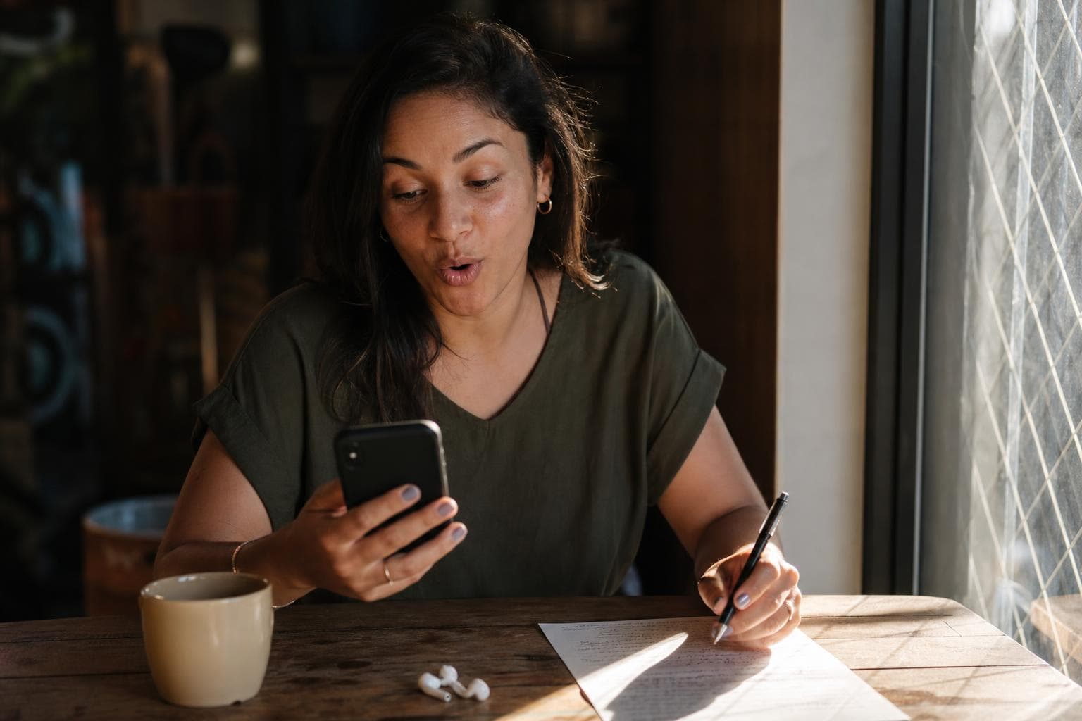 Mulher brasileira descobrindo a diferença entre música personalizada de verdade e template com nome trocado
