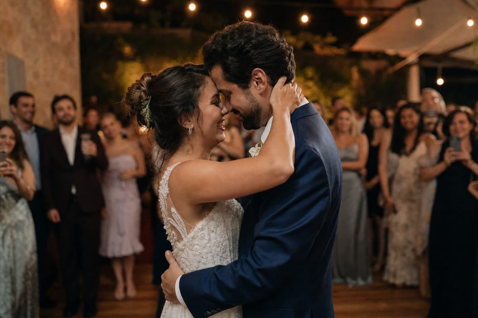 Casal de noivos dançando sozinho na pista durante a primeira dança, com uma música personalizada com a história deles