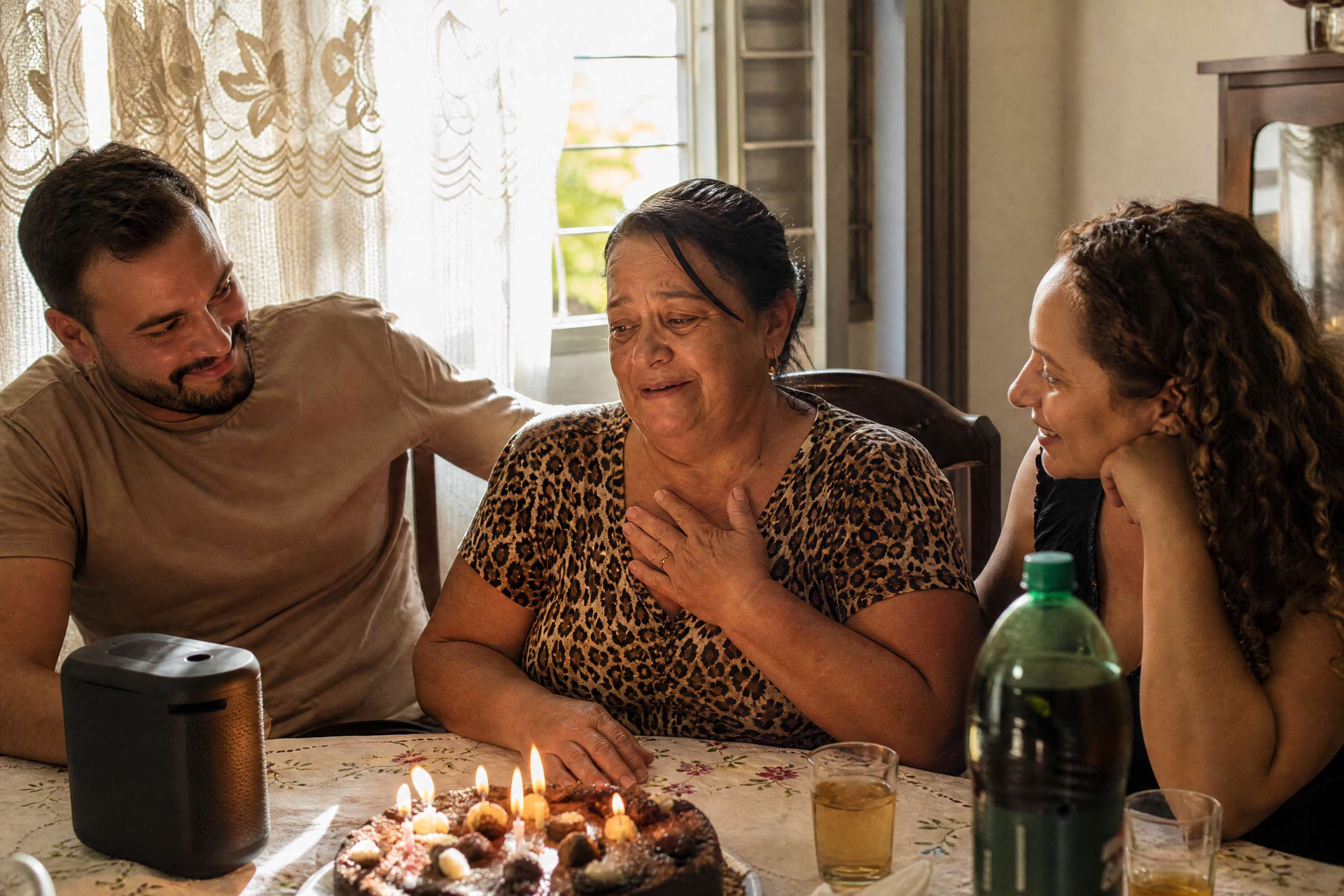 Sogra brasileira emocionada no aniversário dela ouvindo música personalizada feita pelo genro e pela filha