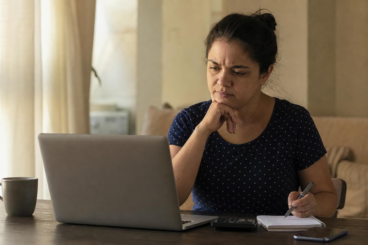 Mulher brasileira pesquisando preços de música personalizada — comparação honesta de serviços e custos